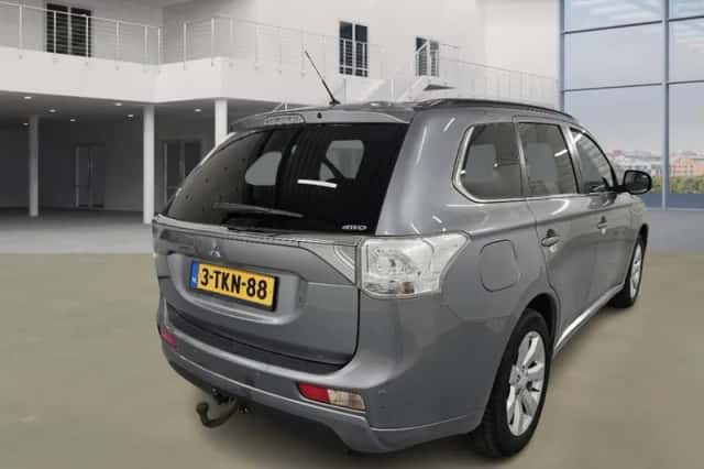 Mitsubishi Outlander (2014) thumbnail 4