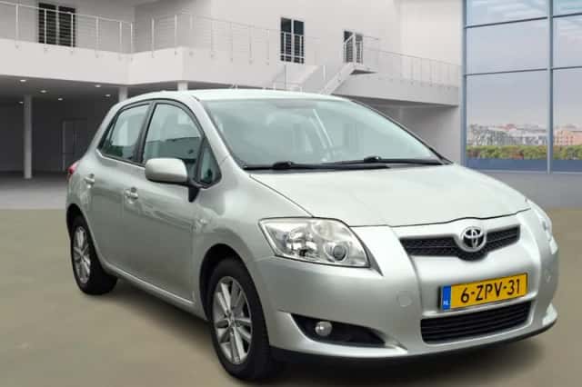 Toyota Auris (2009) thumbnail 2
