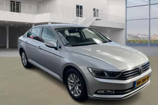 Volkswagen Passat (2017) thumbnail 2
