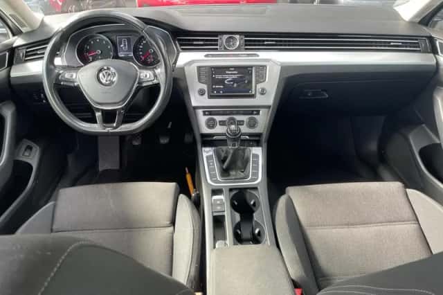 Volkswagen Passat (2017) thumbnail 5
