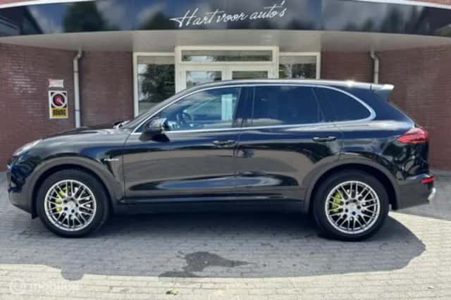 Porsche Cayenne (2015) thumbnail 2