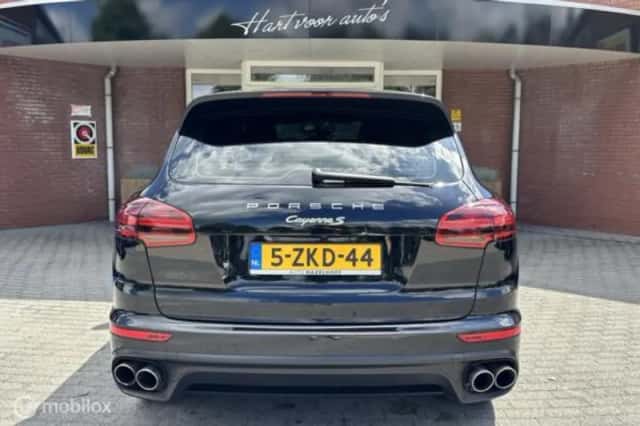 Porsche Cayenne (2015) thumbnail 3