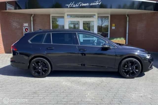 Volkswagen Golf (2022) thumbnail 4