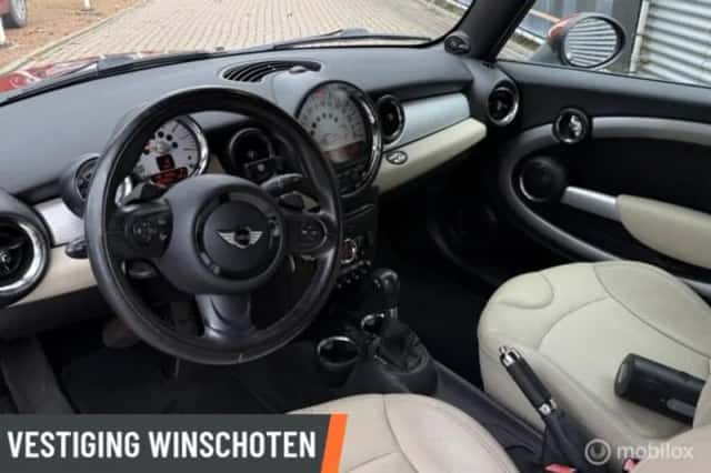 MINI Cabrio (2011) thumbnail 5