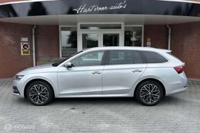 Škoda Octavia (2021) thumbnail 2