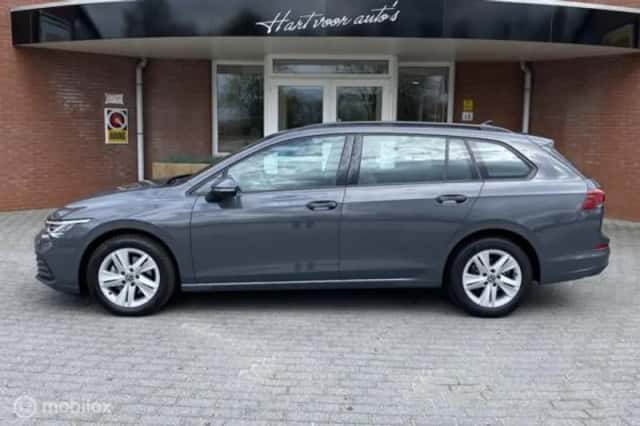 Volkswagen Golf (2023) thumbnail 2