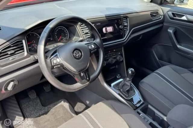 Volkswagen T-Roc (2018) thumbnail 6