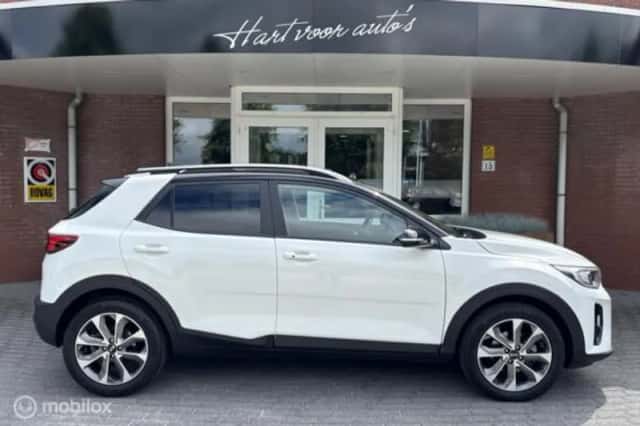 Kia Stonic (2019) thumbnail 4