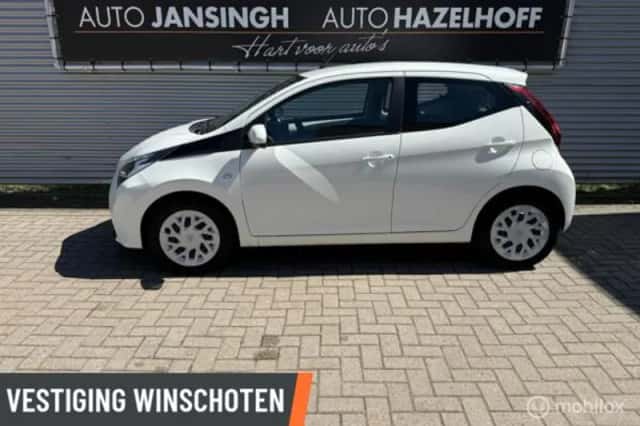 Toyota Aygo (2021) thumbnail 2