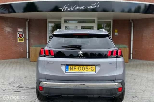 Peugeot 3008 (2017) thumbnail 3
