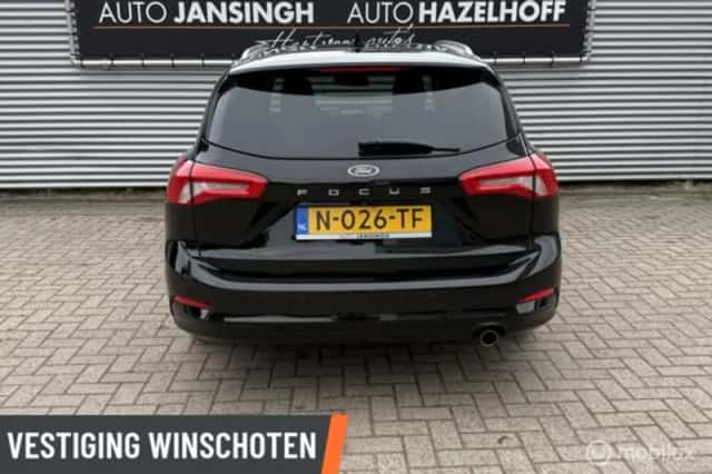 Ford Focus (2022) thumbnail 3