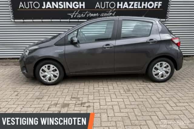 Toyota Yaris (2017) thumbnail 2
