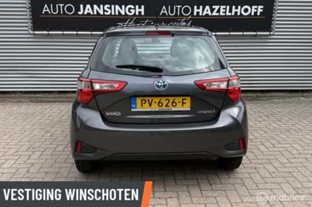 Toyota Yaris (2017) thumbnail 3