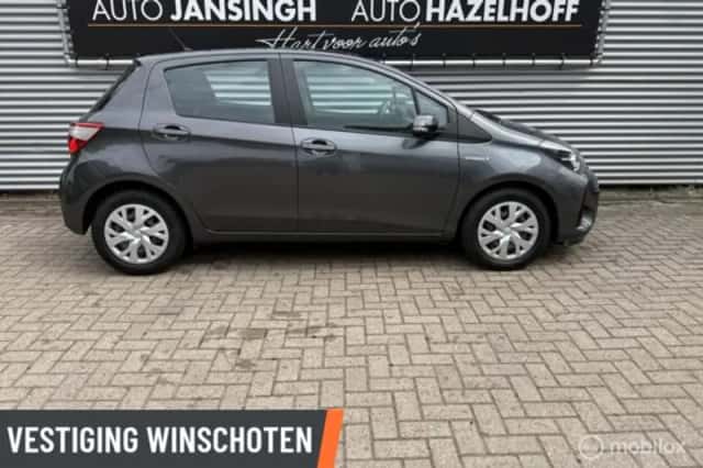 Toyota Yaris (2017) thumbnail 4