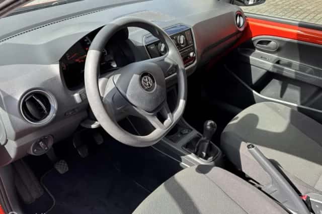 Volkswagen Up! (2017) thumbnail 6