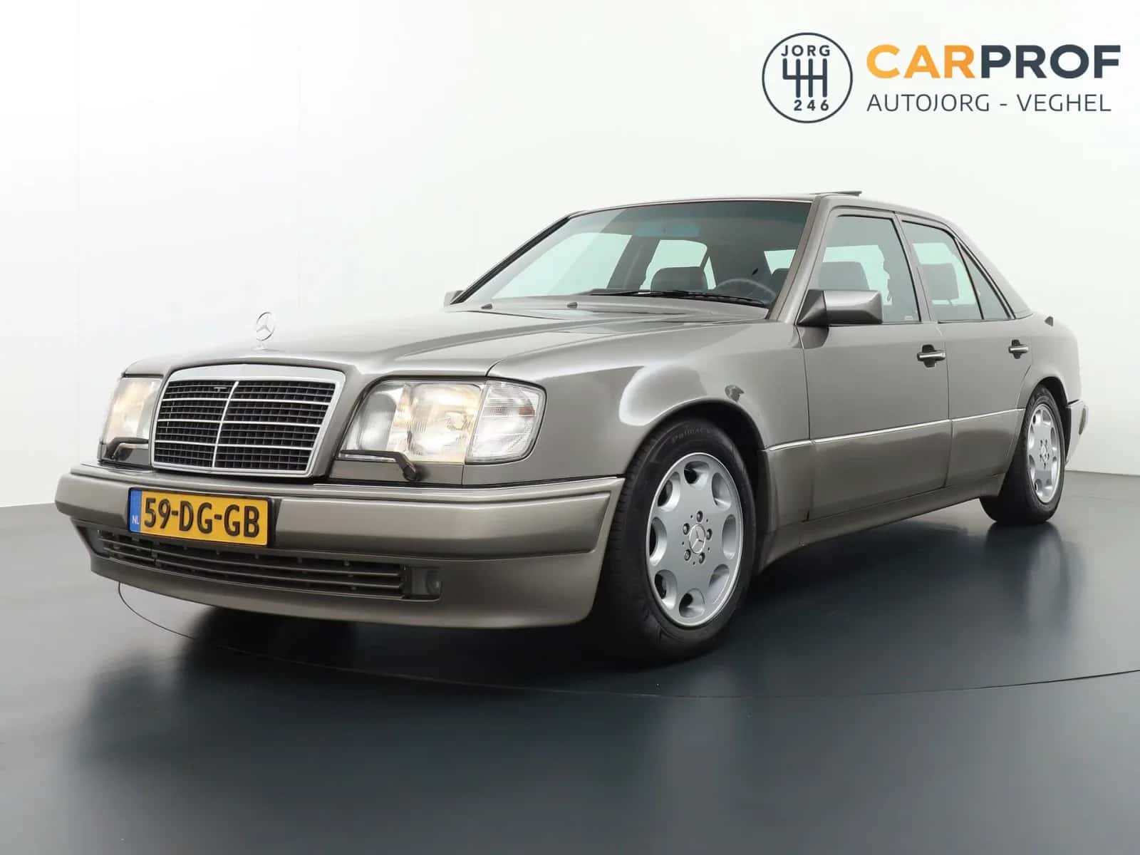 Mercedes-Benz E-Klasse (1992) — foto 1