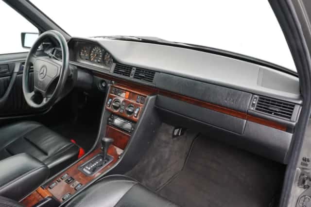 Mercedes-Benz E-Klasse (1992) thumbnail 26