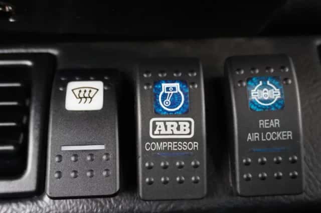 Land Rover Defender (1998) thumbnail 34
