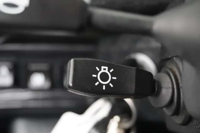 Land Rover Defender (1998) thumbnail 36