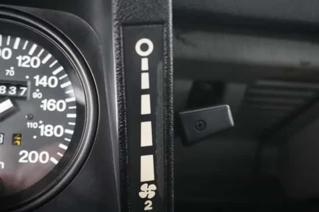 Land Rover Defender (1998) thumbnail 38