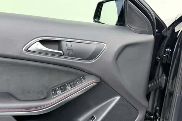 Mercedes-Benz GLA-Klasse (2016) thumbnail 11