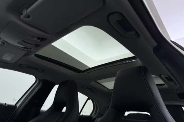 Mercedes-Benz GLA-Klasse (2016) thumbnail 8