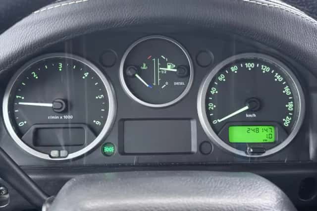 Land Rover Defender (2008) thumbnail 12