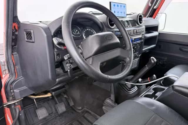 Land Rover Defender (2008) thumbnail 16