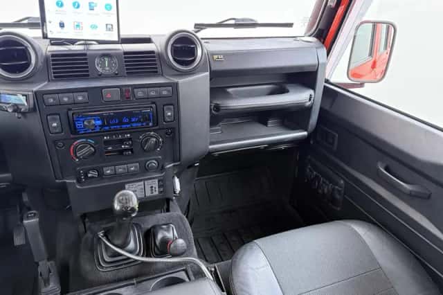 Land Rover Defender (2008) thumbnail 21