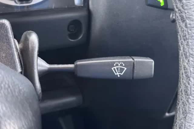 Land Rover Defender (2008) thumbnail 23