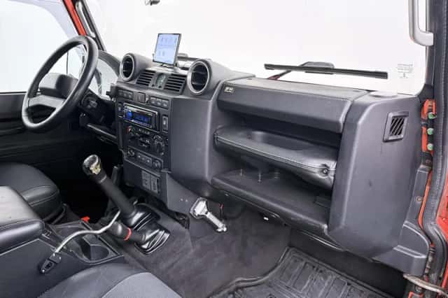 Land Rover Defender (2008) thumbnail 29