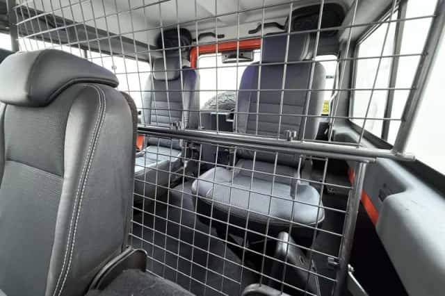 Land Rover Defender (2008) thumbnail 9