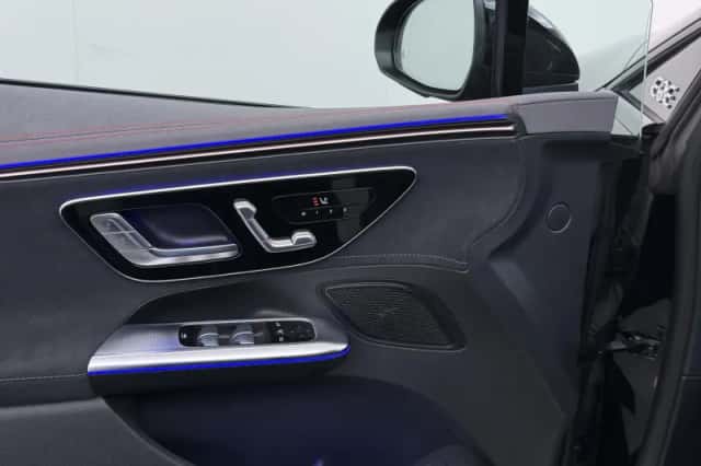 Mercedes-Benz EQE (2023) thumbnail 12
