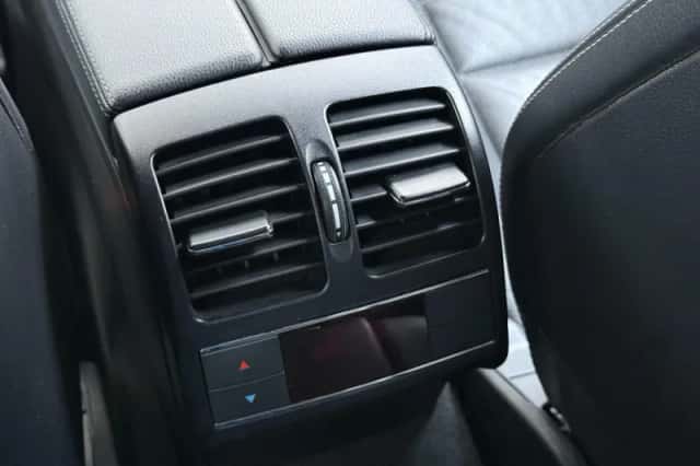 Mercedes-Benz E-Klasse (2010) thumbnail 26