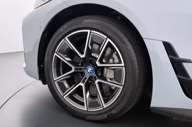 BMW i4 (2023) thumbnail 11