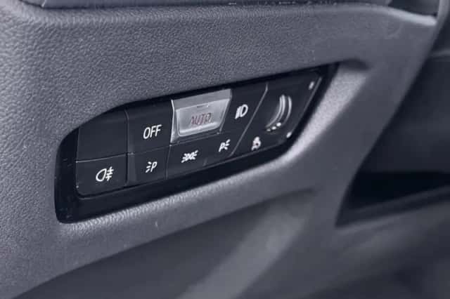 BMW i4 (2023) thumbnail 16