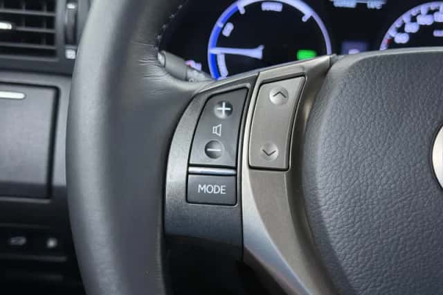 Lexus RX (2016) thumbnail 27