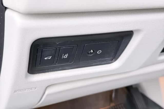 Land Rover Discovery Sport (2017) thumbnail 16