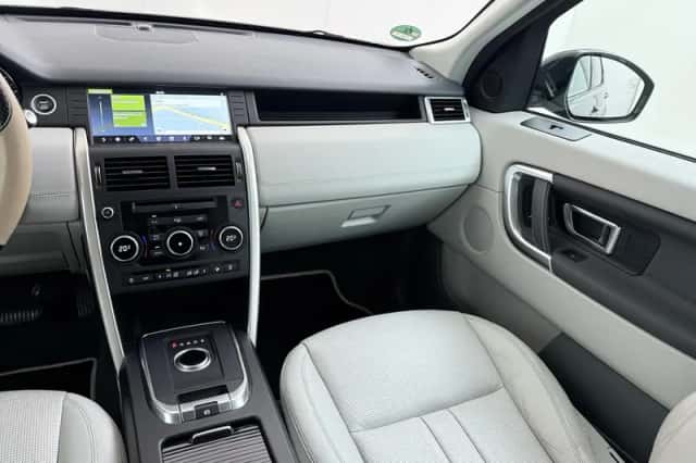 Land Rover Discovery Sport (2017) thumbnail 21
