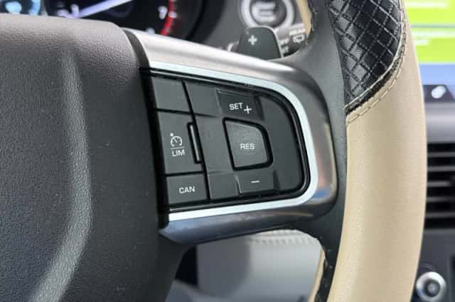 Land Rover Discovery Sport (2017) thumbnail 25