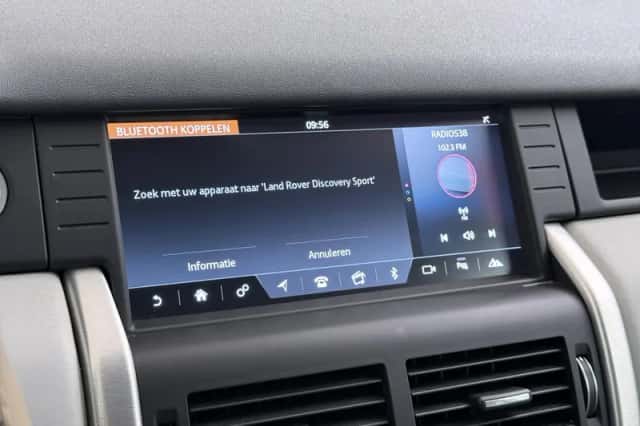 Land Rover Discovery Sport (2017) thumbnail 32