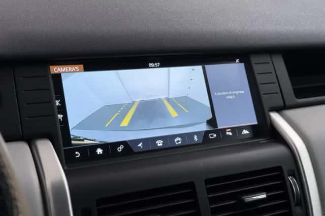 Land Rover Discovery Sport (2017) thumbnail 33