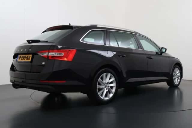 Škoda Superb (2022) thumbnail 3