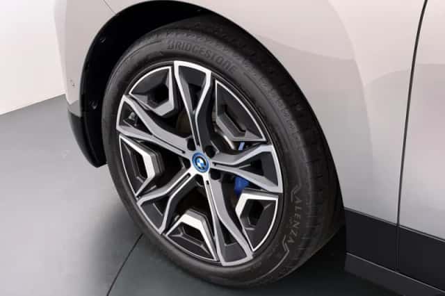 BMW iX (2022) thumbnail 15