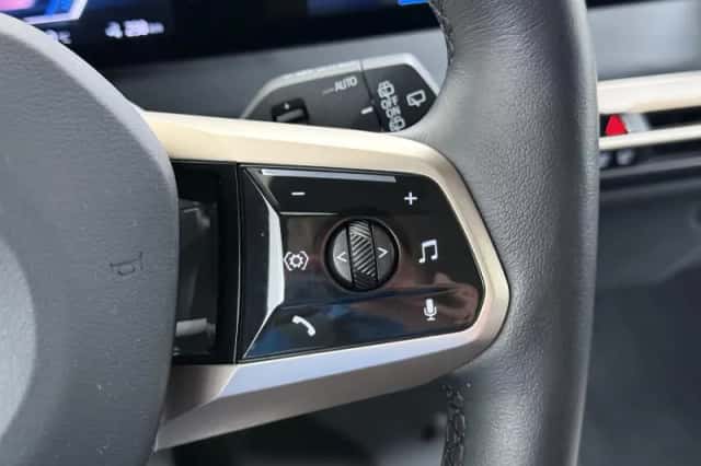 BMW iX (2022) thumbnail 32