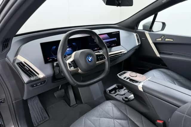 BMW iX (2022) thumbnail 5