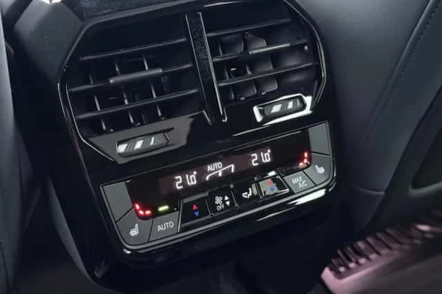 BMW iX (2022) thumbnail 6