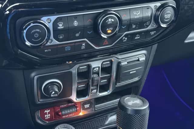 Jeep Wrangler (2024) thumbnail 45