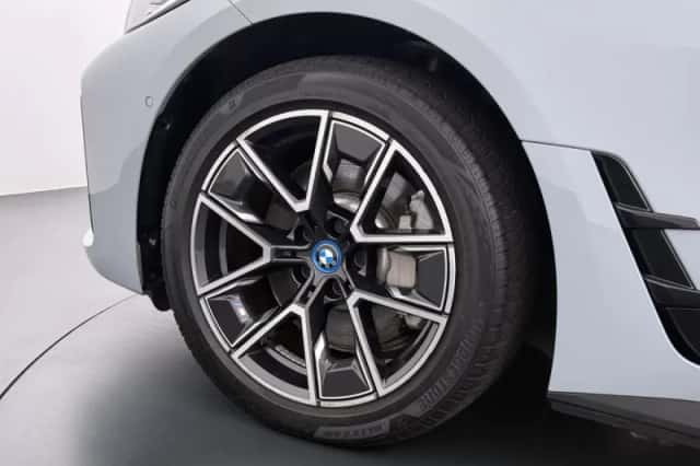 BMW i4 (2023) thumbnail 4