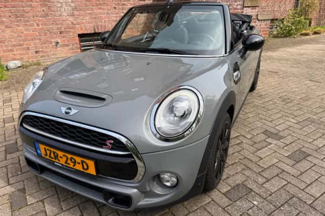 MINI Cabrio (2017) thumbnail 1